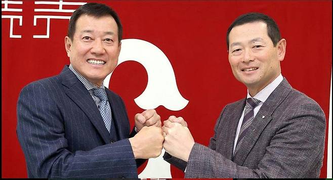 구와타 요미우리 투수 수석 코치 보좌(오른쪽)가 입단식 후 하라 감독과 포즈를 취하고 있다. 사진=요미우리 자이언츠 홈 페이지