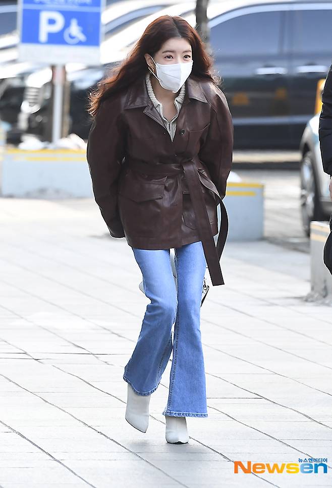 Actor Jung In-sun enters SBS Mokdong office building in Yangcheon-gu, Seoul to attend SBS Love FM Huh Ji-woong Show on the morning of January 20.