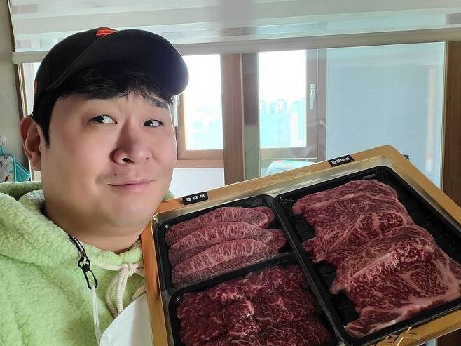 The comedian Mun Se-yun was impressed by Hanwoo Gift of senior Song Eun-yi.Mun Se-yun wrote on his instagram on January 20, Song Eun-yi, who gave me beef to look at your body. I will eat well in the year of cows and work as healthy as cows.Hanwoo , which is better than luxury goods, posted a picture with the article.In the open photo, Mun Se-yun is making an emotional look with Hanwoo received by Song Eun-yi.Recently, Mun Se-yun has been Admissioned to Hospital for overwork and has not participated in the first recording of KBS 2TV 1 night and 2 days Season 4 in 2021.On the 17th broadcast, DinDin said, My brother had these things, but when I went to Hospital, the doctor told me to take stability.Ive done Admission now because the teacher told me to rest, he said.Later, the production team told Mun Se-yuns condition by captioning, Dont worry because Im well and discharged from the hospital.