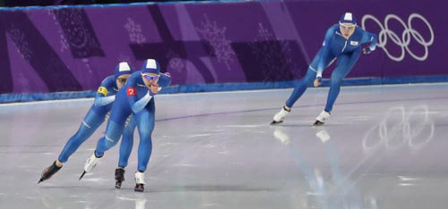 김보름 선수와 박지우 선수가 지난 평창 동계올림픽 팀추월 준준결승에서 노선영 선수와 떨어져 앞서 달리고 있다. 이석우 기자