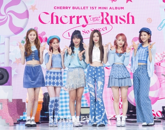 걸그룹 체리블렛이 20일 오후 온라인 생중계로 진행된 첫 번째 미니앨범 'Cherry Rush' 쇼케이스에 참석해 포즈를 취하고 있다. /사진제공= FNC엔터테인먼트