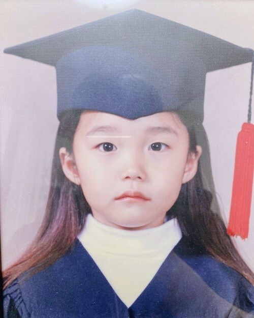 Apink Jung Eun-ji has caught the eye by unveiling Kindergarten Graduation Picture.Jung Eun-ji released the Kindergarten Graduation Picture on his Instagram on Tuesday, writing: Burrah The Graduate Season.Thank you, congratulations, he posted.Jung Eun-ji posted a photo celebrating fans ahead of The Graduate.Jung Eun-ji, who is a smart person, boasts a complete look from his childhood and attracts attention.On the other hand, Jung Eun-ji is currently meeting with listeners as KBS Cool FM Jung Eun-jis song plaza DJ.
