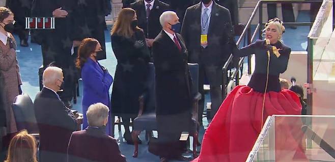 유명 팝가수 레이디 가가(오른쪽)가 20일(현지시간) 미국 워싱턴DC 연방 의사당 야외무대에 설치된 취임식장에서 열린 제46대 대통령 취임식에서 미국 애국가를 부르고 있다. (사진=바이든 취임위원회 실황 캡처)