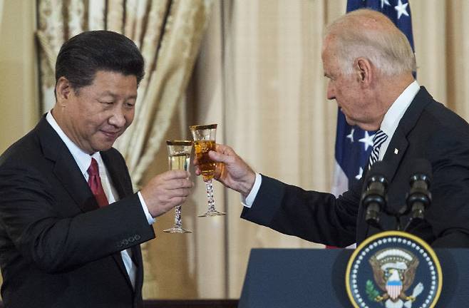2015년 9월 미국 워싱턴DC에서 만난 시진핑(왼쪽) 중국 국가주석과 조 바이든 미국 대통령 당선자.  (사진=AFP)