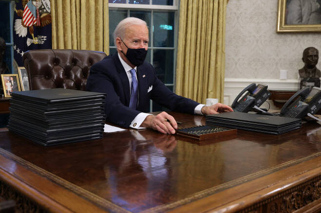 백악관 집무실에 앉은 조 바이든 미국 대통령의 모습(사진=AFP)