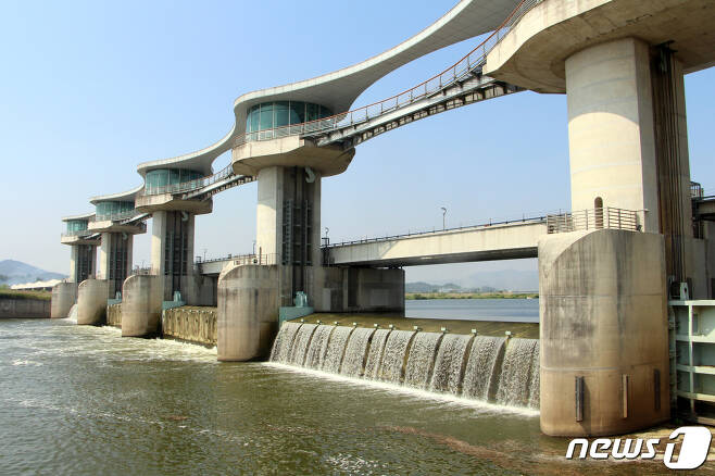 전남 나주시 다시면 죽산보를 통해 영산강이 흐르는 모습./뉴스1 © News1