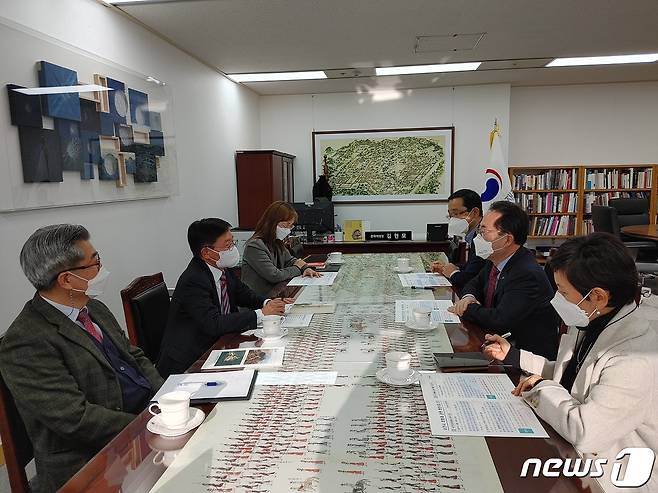 20일 김현모 문화재청장(왼쪽 두번째)을 방문한 허석 순천시장(오른쪽 두번째)이 국비 지원 등을 건의하고 있다.(순천시 제공)2021.1.21/뉴스1 © News1