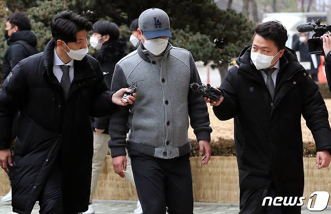 경기 김포에서 아파트 경비원을 폭행해 중상을 입힌 30대 중국인 남성이 21일 오전 구속 전 피의자 심문(영장실질심사)를 받기 위해 인천지법 부천지원에 들어서고 있다. 이 남성은 11일 오후 11시 40분쯤 경기 김포시 장기동의 한 아파트 후문에서 경비원 2명을 폭행해 중상을 입힌 혐의를 받고 있다.2021.1.21 /뉴스1 © News1 정진욱 기자