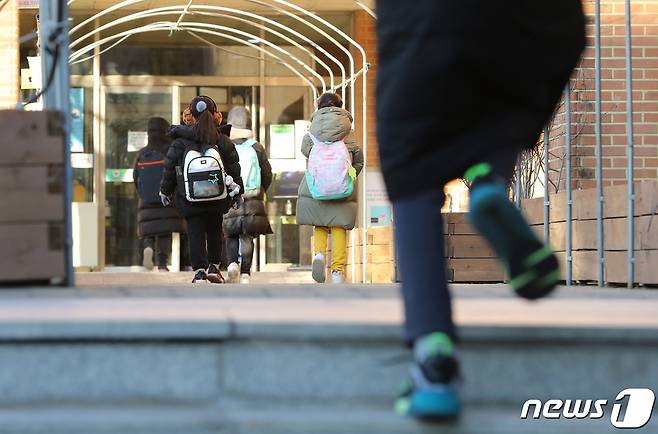 서울 한 초등학교에서 학생들이 지난해 12월14일 등교하고 있다. 2020.12.14/뉴스1 © News1 이성철 기자