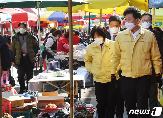 박태완 중구청장은 21일 '착한 선결제 운동' 행사 첫 날 다운시장을 방문해 울산페이 구매 참여를 독려했다. © 뉴스1