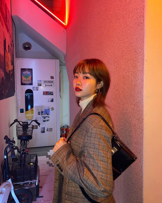 Kim Sae-rom posted a picture on his 21st day with an article entitled Key 190 Anragyu 290 Anragyu.Kim Sae-rom in the photo shows off his charm by showing off his unique personality despite his modest attire. Model down sophisticated fashion sense catches his attention.Meanwhile, Kim Sae-rom appeared on MBC Radio Star recently broadcast.