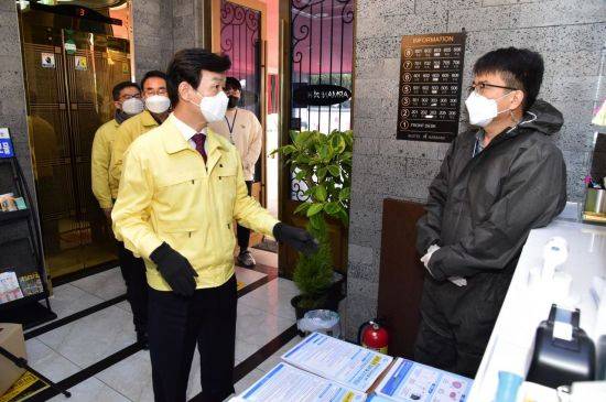 조규일 진주시장 코로나19 안전숙소 운영 점검을 하고 있다