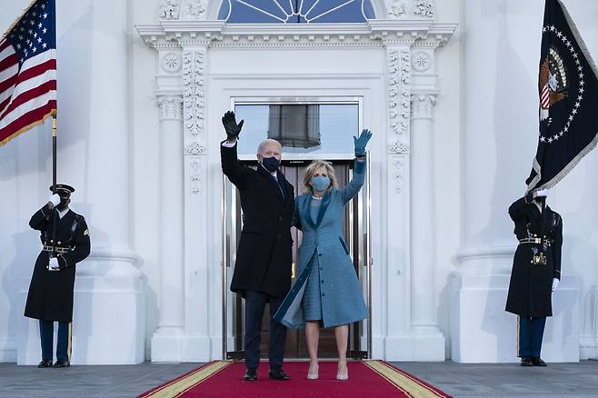 조 바이든 미국 대통령과 그의 부인 질 여사가 20일(현지 시각) 백악관에 입성해 손을 흔들고 있다. /AP 연합뉴스