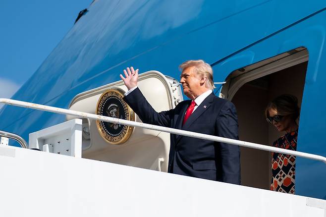 도널드 트럼프 전 미국 대통령이 20일(현지 시각) 플로리다주 팜비치공항에 도착해 대통령 전용기 에어포스원에서 내리고 있다. /AFP 연합뉴스
