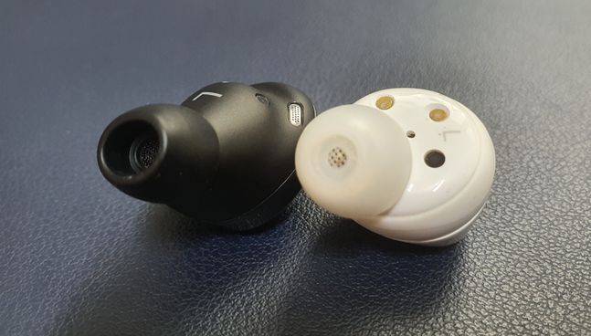 삼성전자 무선이어폰 ‘갤럭시버즈 프로’(왼쪽)와 ‘갤럭시버즈 플러스’ 유닛.ⓒ데일리안 김은경 기자