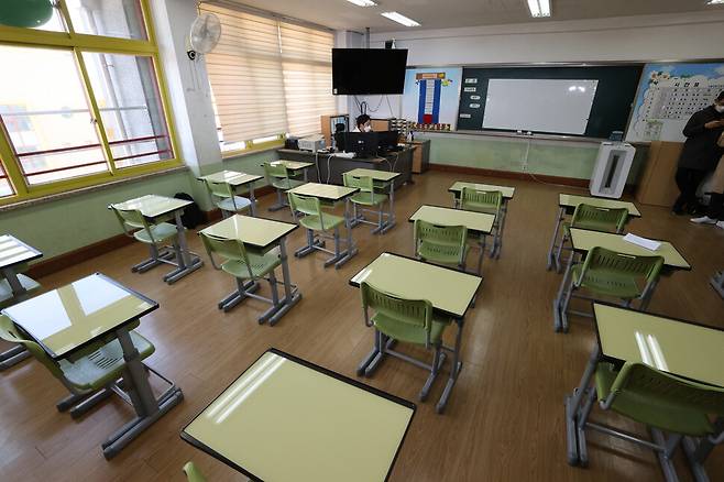 코로나19로 온라인 개학을 시행한 지난해 3월 서울 송파구 거여동 영풍초등학교에서 교사가 텅 빈 교실에서 원격수업을 진행하고 있다. 공동사진취재단
