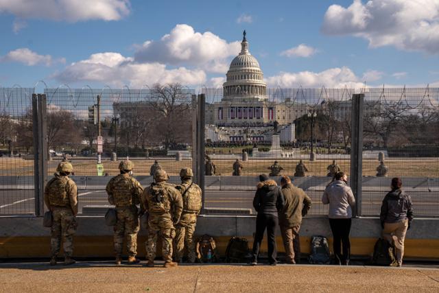 20일 미국 워싱턴 국회의사당 인근에서 미네소타주 방위군이 조 바이든 대통령 취임식을 멀찍이서 바라보고 있다. 워싱턴=UPI 연합뉴스