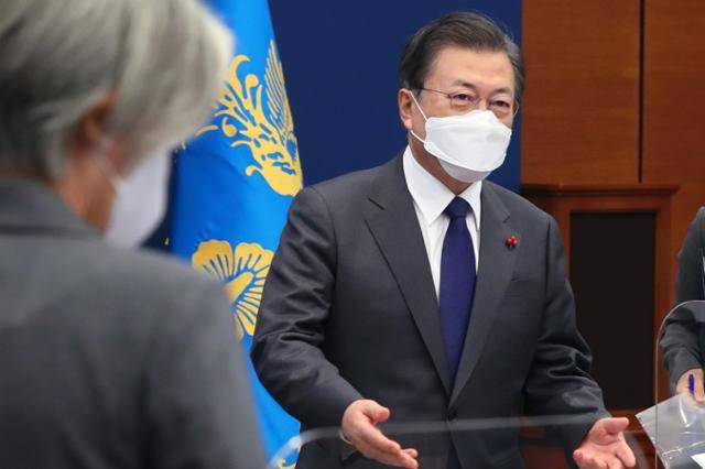 문재인 대통령이 21일 청와대 여민1관에서 열린 국가안전보장회의(NSC) 전체회의 및 외교안보부처 업무보고에 참석하고 있다. 왼쪽은 강경화 외교부 장관. 뉴시스