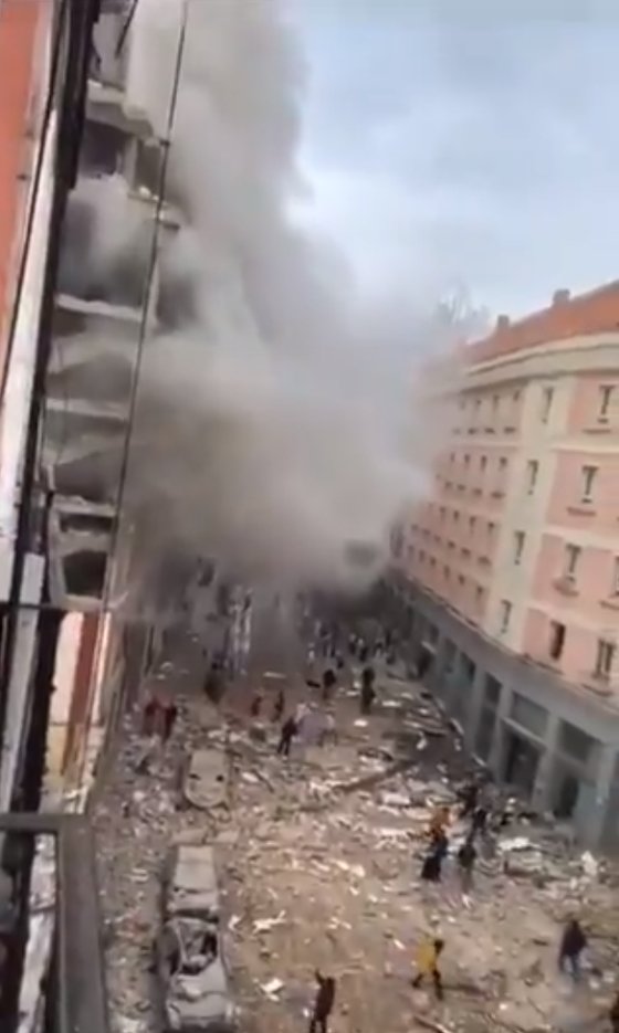 20일(현지시간) 스페인 마드리드 도심에서 원인불명의 폭발음이 들렸다고 현지언론이 보도했다. SNS 등을 통해 공개된 영상에 따르면 연기가 골목을 덮은 가운데 길거리엔 건물 잔해가 가득하다. [트위터 캡처]