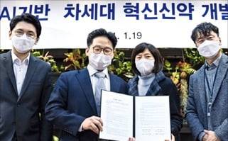 서범석 루닛 대표(왼쪽 두 번째부터)와 남수연·장명호 지아이이노베이션 공동대표가 협약식 후 기념촬영하고 있다. 지아이이노베이션 제공