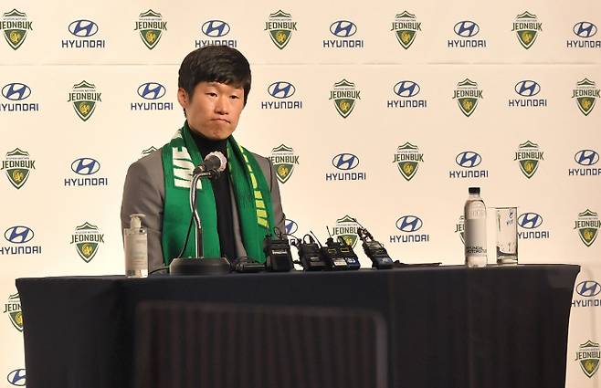 전북 현대의 클럽 어드바이저로 선임된 박지성이 21일 고양 현대모터스 스튜디오에서 열린 기자회견에서 질문을 듣고 있다. 아래사진은 박지성이 기자회견에 앞서 기념촬영을 하는 모습. 전북 현대 제공