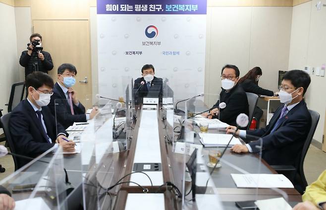 Health and Welfare Minister Kwon Deok-cheol (center) speaks during a virtual press conference Wednesday. (Ministry of Health and Welfare)