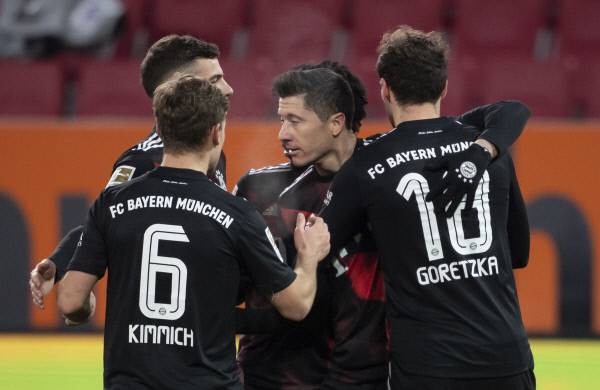 바이에른 뮌헨의 로베르트 레반도프스키(가운데)가 21일 오전(한국시간) 독일 아우크스부르크의 WWK 아레나에서 열린 아우크스부르크와의 분데스리가 원정경기에서 전반 13분 페널티킥으로 득점한 뒤 동료들의 축하를 받고 있다. AP뉴시스