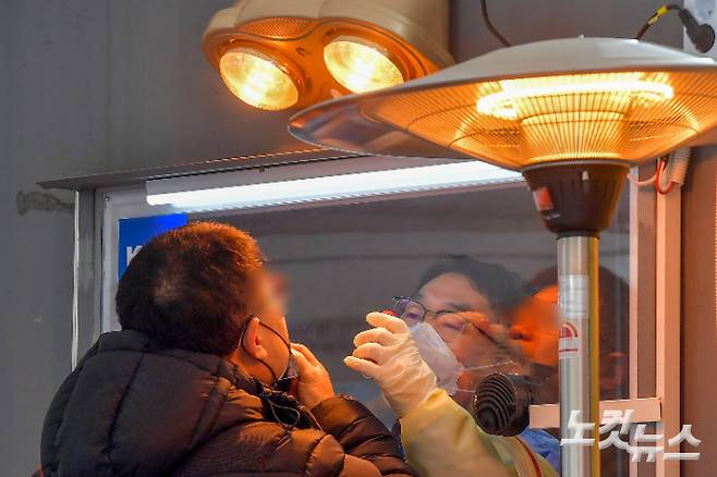 부산에서는 감염경로가 파악되지 않은 상태에서 일가족이 집단 감염되는 등 신규 확진자가 22명 발생했다. 박종민 기자