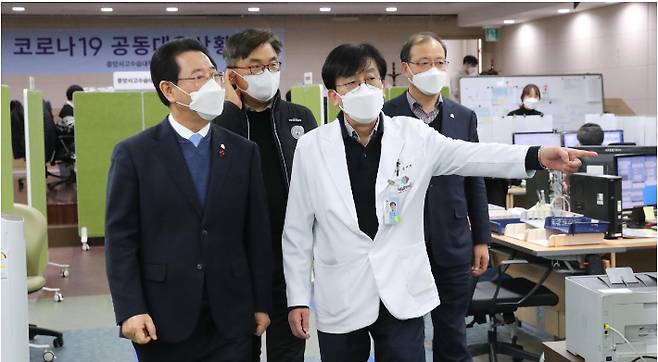 김영록 전남지사는 21일 수도권 코로나19 공동대응상황실을 방문해 희망나눔도시락을 전달하고 관계자들을 격려했다. 전라남도 제공