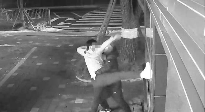 입주민인 가해자(왼쪽)가 경비초소 앞에서 욕설을 하며 항의하고 있다. CCTV 화면 캡처