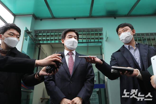 상대 후보의 선거를 방해한 혐의로 재판에 넘겨진 무소속 이용호(남원·임실·순창) 국회의원이 21일 오후 1심에서 '무죄'를 선고받고 심정을 밝히고 있다. 송승민 기자