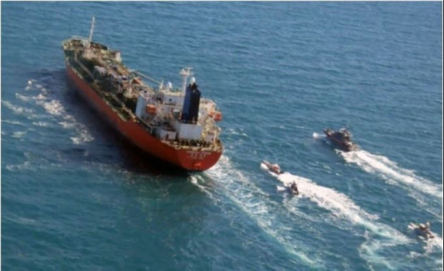 지난 4일 호르무즈 해협의 오만 인근 해역에서 항해 중이던 석유화학물질 운반선 한국케미호가 이란 혁명 수비대에 의해 나포되고 있다. AP연합뉴스