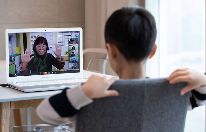 ⓒ연합뉴스2020년 4월20일 서울 용산초등학교에 입학한 어린이가 노트북 화면을 통해 온라인 입학식을 하고 있다.