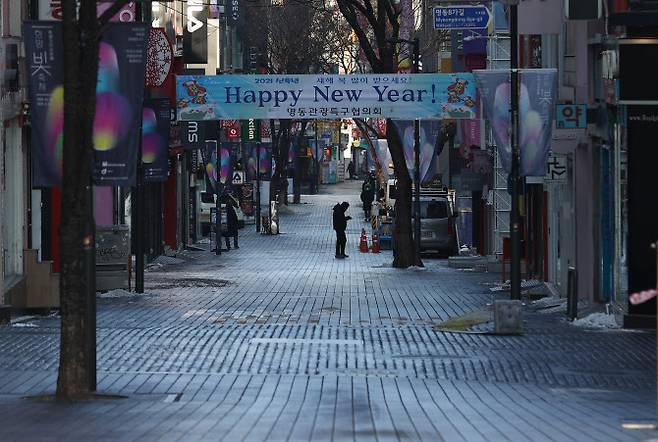 지난 10일 오전 계속되는 한파와 코로나19로 인해 명동거리가 한산하다. (사진=연합뉴스)