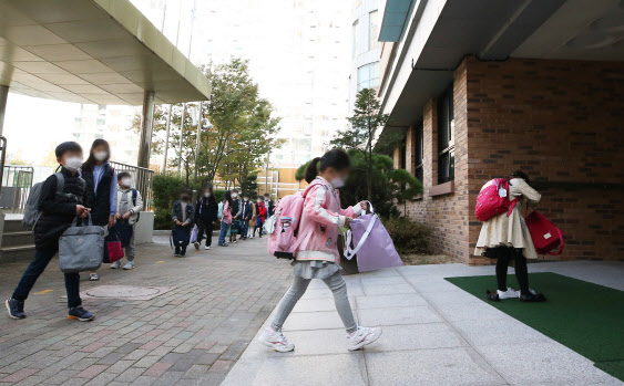 경기도 한 초등학교에서 학생들이 등교하고 있다. (사진=연합뉴스)