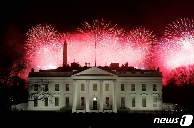 20일(현지시간) 워싱턴DC 내셔널 몰에서 조 바이든 미국 대통령 당선인의 취임을 기념한 불꽃놀이가 펼쳐지고 있다. © 로이터=뉴스1