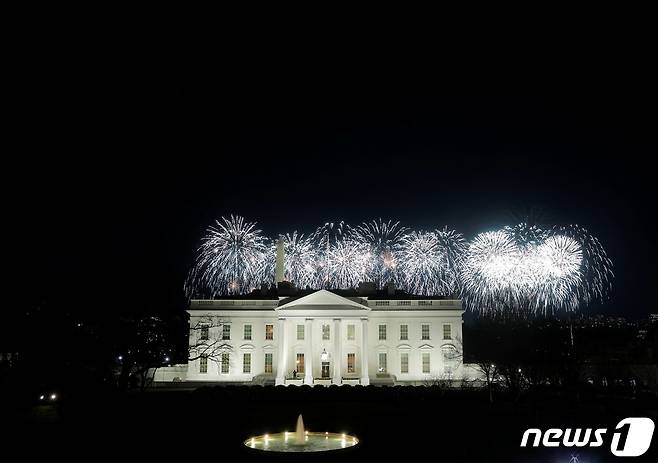 20일(현지시간) 워싱턴DC 내셔널 몰에서 조 바이든 미국 대통령 당선인의 취임을 기념한 불꽃놀이가 펼쳐지고 있다. © 로이터=뉴스1