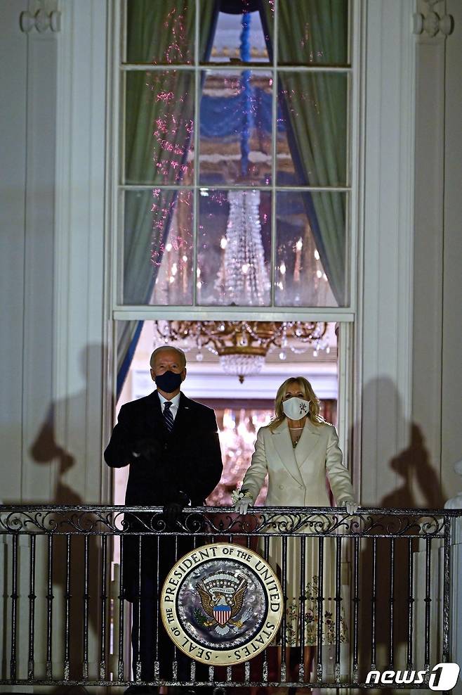 조 바이든 미국 대통령과 부인 질 바이든 여사가 20일(현지시간) 워싱턴 내셔널 몰에서 펼쳐지는 불꽃놀이를 백악관 발코니서 지켜보고 있다. © AFP=뉴스1 © News1 우동명 기자