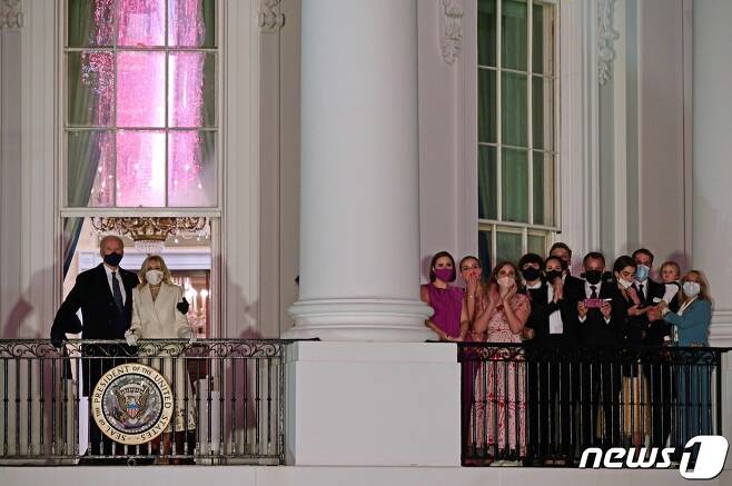 조 바이든 미국 대통령과 부인 질 바이든 여사가 20일(현지시간) 워싱턴 내셔널 몰에서 펼쳐지는 불꽃놀이를 가족들과 백악관 발코니서 지켜보고 있다. © AFP=뉴스1 © News1 우동명 기자