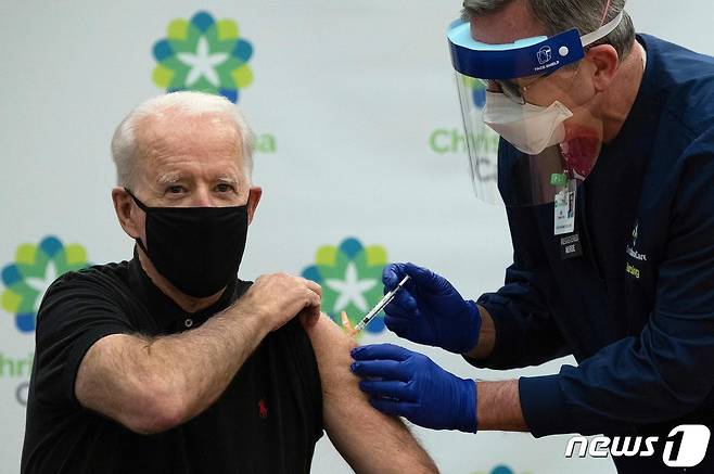 조 바이든 미국 대통령이 델라웨어주 뉴어크의 한 병원에서 공개적으로 화이자-바이오엔테크의 코로나19 백신 2차 접종을 받고 있다. © AFP=뉴스1