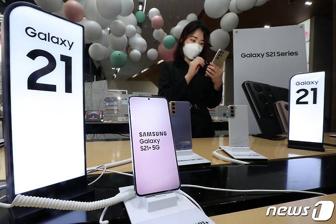 서울 종로구 KT스퀘어에서 직원이 삼성전자 '갤럭시 S21 시리즈'를 소개하고 있다. © News1 황기선 기자