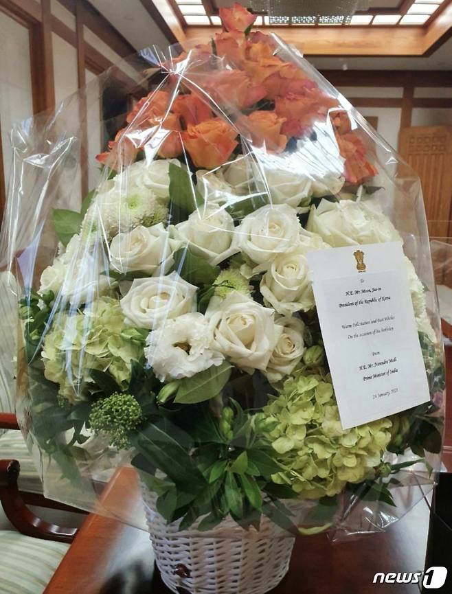 나렌드라 모디 인도 총리가 문재인 대통령의 생일을 축하하며 꽃다발을 선물했다. (문재인 대통령 SNS 갈무리). © 뉴스1