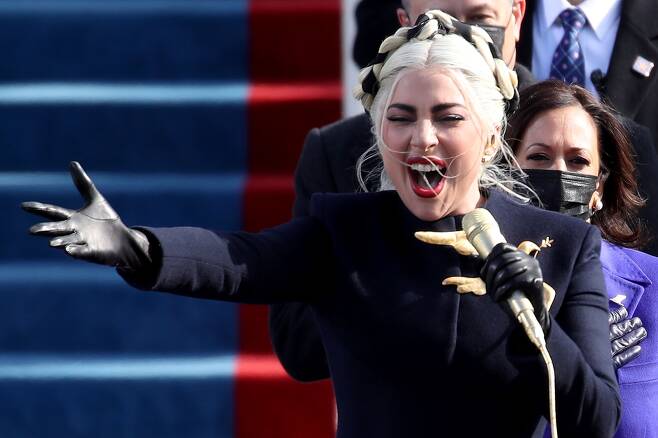 <YONHAP PHOTO-7332> WASHINGTON, DC - JANUARY 20: Lady Gaga sings the National Anthem during the inauguration of U.S. President-elect Joe Biden on the West Front of the U.S. Capitol on January 20, 2021 in Washington, DC. During today's inauguration ceremony Joe Biden becomes the 46th president of the United States.   Rob Carr/Getty Images/AFP == FOR NEWSPAPERS, INTERNET, TELCOS & TELEVISION USE ONLY ==/2021-01-21 05:49:12/ <저작권자 ⓒ 1980-2021 ㈜연합뉴스. 무단 전재 재배포 금지.>