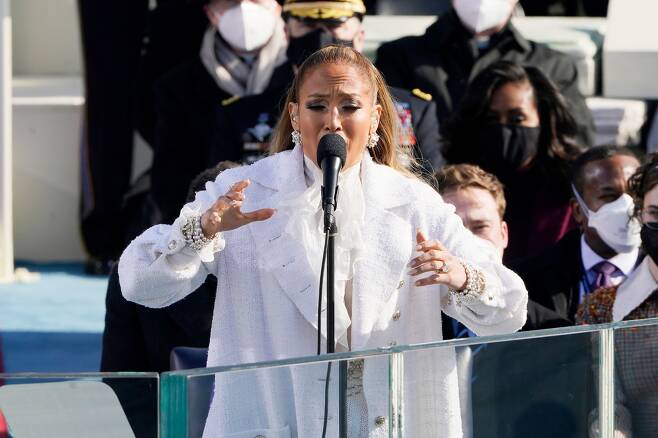 <YONHAP PHOTO-7451> USA singer Jennifer Lopez performs  during the 59th Presidential Inauguration on January 20, 2021, at the US Capitol in Washington, DC. (Photo by Patrick Semansky / POOL / AFP)/2021-01-21 05:53:13/ <저작권자 ⓒ 1980-2021 ㈜연합뉴스. 무단 전재 재배포 금지.>