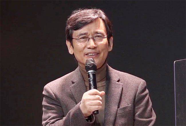 유튜브 방송을 진행 중인 유시민 노무현재단 이사장./ 뉴시스