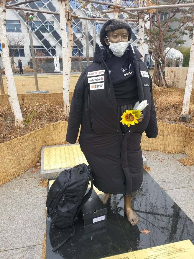 22일 오전 서울 강동구청 앞 평화의 소녀상에 일본 의류 브랜드 '데상트'의 패딩이 입혀져 있는 모습. /독자 제공
