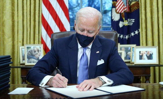 조 바이든이 20일 46대 미국 대통령으로 취임한 후 백악관 집무실에서 행정명령에 서명하고 있다. /로이터 연합뉴스