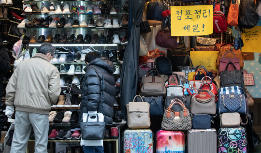 코로나19 상황이 지속되면서 자영업자들의 폐업 신고가 잇따르고 있는 21일 서울 중구 남대문시장 한 상점에 정포정리 세일 안내문이 붙어 있다.



(사진=이슬기기자 9904sul@)