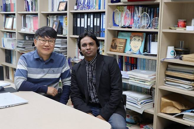 박재영 광운대 교수(사진 왼쪽)와 살라우딘(Md. Salauddin) 박사
