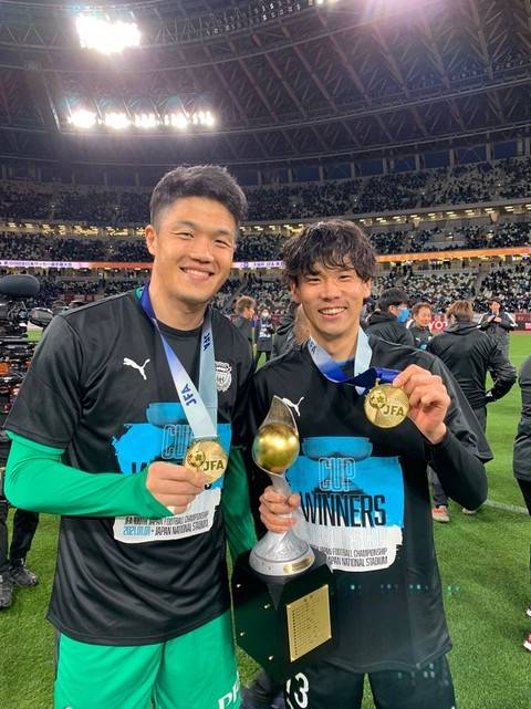 더블 달성 후 팀 동료인 야마네 미키 선수와 함께. 정성룡 제공